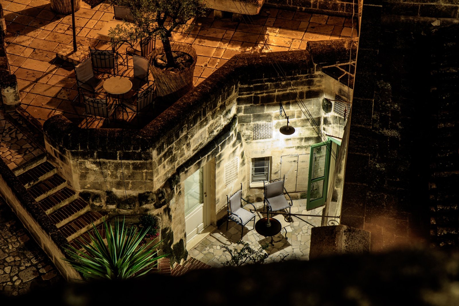 Jardín mediterráneo en Palamós con zona de estar e iluminación cálida de noche